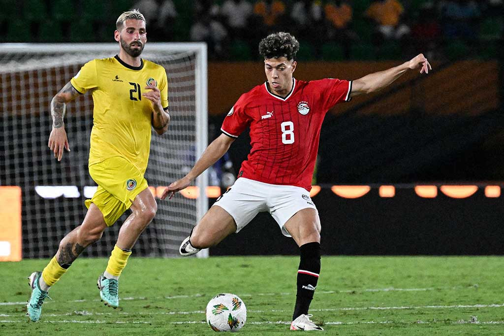 Penalti diberikan setelah pemeriksaan VAR oleh wasit atas pelanggaran terhadap Mostafa Mohamed di area penalti di Stadion Felix Houphouet Boigny di Abidjan, dan tendangan Salah menggagalkan Mozambik meraih kemenangan bersejarah pertama di AFCON.