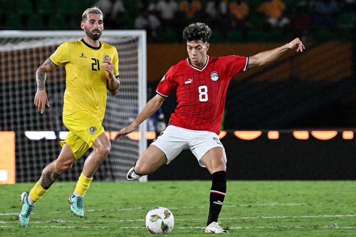 Penalti diberikan setelah pemeriksaan VAR oleh wasit atas pelanggaran terhadap Mostafa Mohamed di area penalti di Stadion Felix Houphouet Boigny di Abidjan, dan tendangan Salah menggagalkan Mozambik meraih kemenangan bersejarah pertama di AFCON.