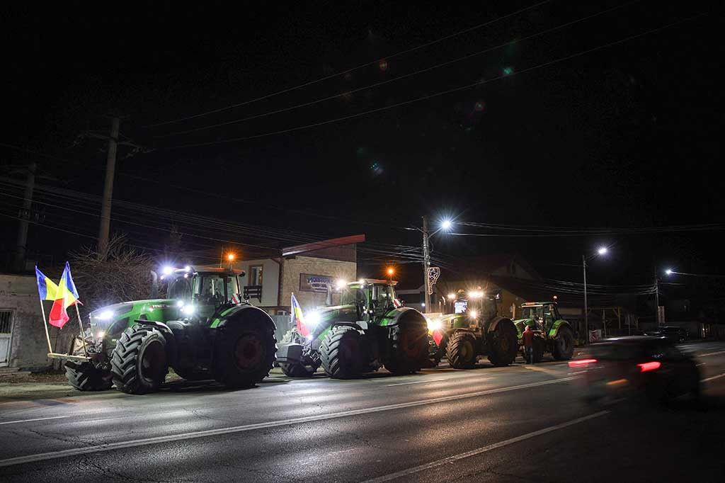 Pengemudi truk dan petani Rumania pada hari Minggu, 14 Januari 2024 memperlambat lalu lintas di beberapa kota, termasuk Ibu Kota Bukares, menyuarakan serangkaian keluhan dari tingginya tarif pajak hingga lambatnya pembayaran kompensasi.