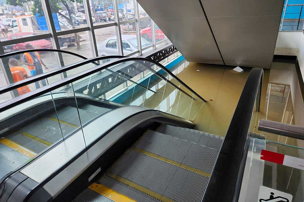 Air dari badai mencapai atap mobil di beberapa bagian Avenida de Brasil, sebuah jalan raya utama di kota tersebut.