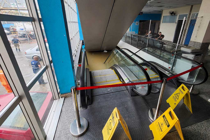 Walikota Eduardo Paes menetapkan situasi ini sebagai 'darurat' dan mendesak masyarakat untuk tinggal di rumah demi keselamatan mereka sendiri, dan agar tidak mengganggu upaya penyelamatan dan pemulihan.