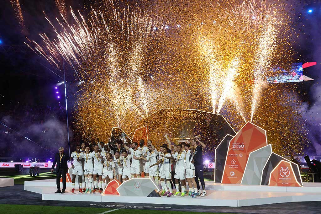 Real Madrid keluar sebagai juara Piala Super Spanyol 2023/2024. Prestasi itu mereka raih setelah menundukkan Barcelona dengan skor telak 4-1 pada fase final bertajuk El Clasico di Stadion Al Awal Park, Riyadh, Arab Saudi, Senin, 15 Januari 2024 dini hari WIB.