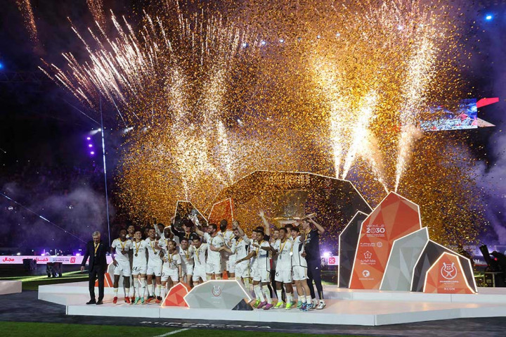 Real Madrid keluar sebagai juara Piala Super Spanyol 2023/2024. Prestasi itu mereka raih setelah menundukkan Barcelona dengan skor telak 4-1 pada fase final bertajuk El Clasico di Stadion Al Awal Park, Riyadh, Arab Saudi, Senin, 15 Januari 2024 dini hari WIB.