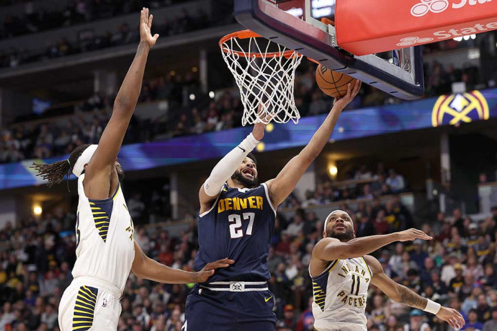 Jokic melanjutkan skor efisiennya, memasukkan 12 dari 13 tembakan dari lantai.