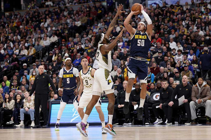 Nikola Jokic hanyalah satu dari tiga pemain Denver yang mencetak 25 poin pada hari Minggu, 14 Januari 2024 dan juara bertahan Nuggets menjaga serangan beroktan tinggi Indiana dalam kemenangan NBA 117-109 atas Pacers.