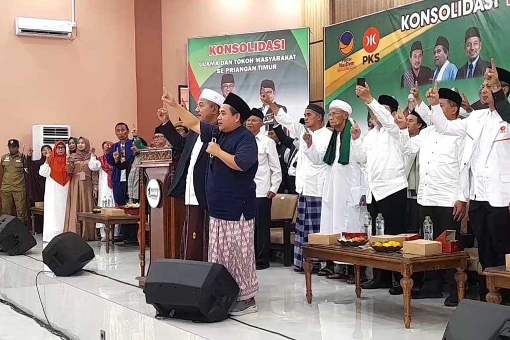 Sebanyak 5 ribu ulama, santri dan relawan se Priangan Timur menggelar rapat konsolidasi pemenangan Anies-Muhaimin Iskandar yang dilakukan Gedung Aula KH Ruhiat, Kecamatan Singaparna, Kabupaten Tasikmalaya, Minggu, 14 Januari 2024. Rapat konsolidasi pemanis tersebut, untuk mematangkan pemenangan pasangan Anies-Muhaimin (AMIN) dan memastikan pengawalan pada Pemilu 2024 tanpa kecurangan.