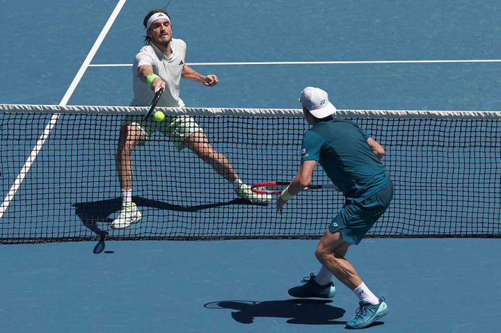 Stefanos Tsitsipas mendapat ketakutan singkat dari pecundang yang beruntung Zizou Bergs pada hari Senin, 15 Januari 2024 sebelum bangkit kembali untuk memenangkan pertandingan putaran pertamanya di Australia Open 5-7, 6-1, 6-1, 6-3.