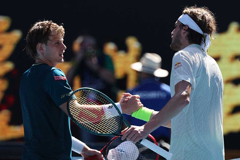 Tsitsipas mematahkan peluang pertamanya di set kedua untuk memimpin 2-0, menangkis total tiga break point saat Bergs berjuang keras dalam satu set yang berlangsung selama 49 menit.