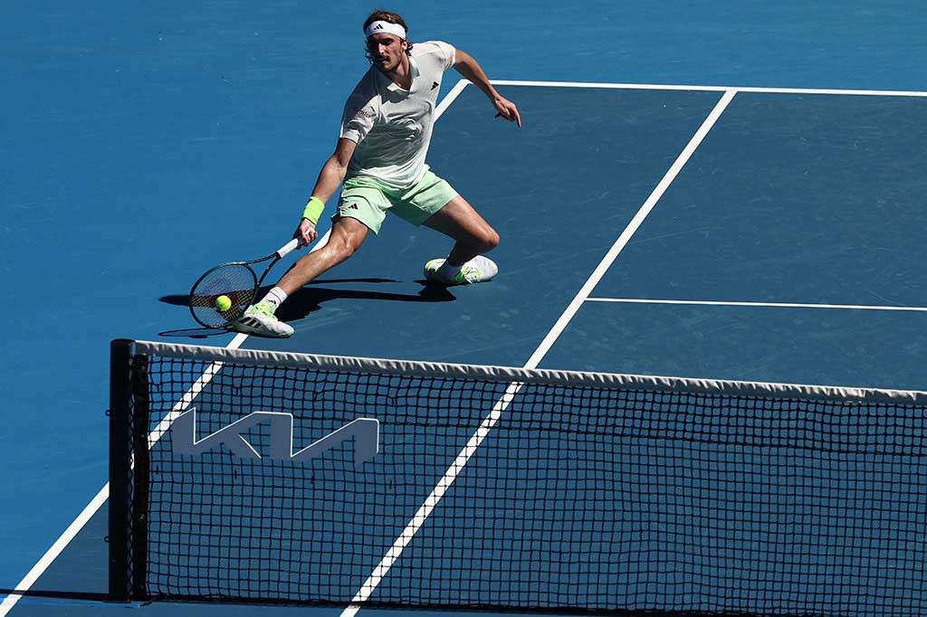Jika Tsitsipas mengharapkan perjalanan yang mudah melawan petenis Belgia peringkat 129 itu, dia salah besar, karena frustrasi karena servis break yang mahal pada game ke-11 hingga kalah pada set pembuka.