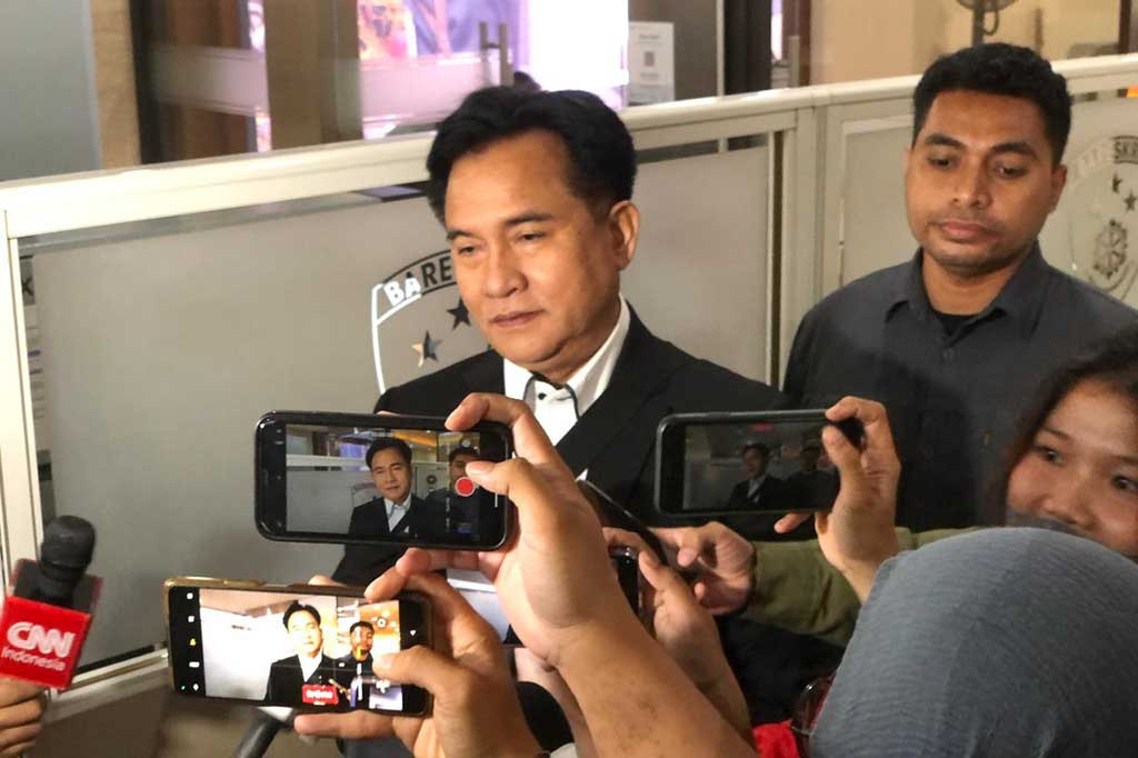 Pakar hukum tata negara Yusril Ihza Mahendra menyatakan bahwa foto mantan Menteri Pertanian Syahrul Yasin Limpo dan mantan Ketua KPK Firli Bahuri di lapangan badminton tidak menerangkan apa-apa.