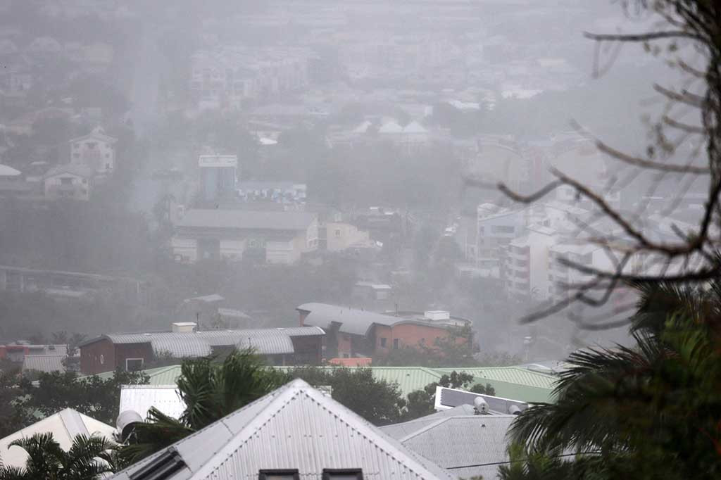 Topan Belal melanda Reunion, salah satu wilayah luar negeri Perancis yang membentang dari Karibia hingga Pasifik, bergerak dari barat laut membawa angin ekstrem, menurut Meteo-France.