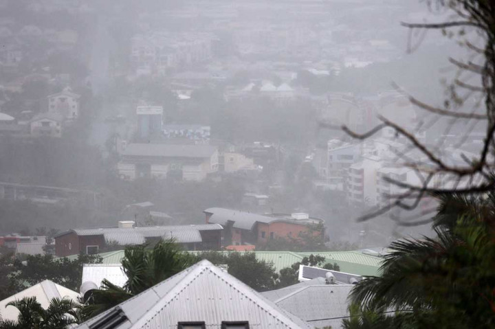 Topan Belal melanda Reunion, salah satu wilayah luar negeri Perancis yang membentang dari Karibia hingga Pasifik, bergerak dari barat laut membawa angin ekstrem, menurut Meteo-France.