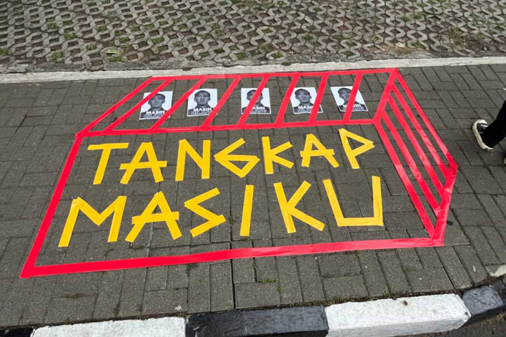 “Pada hari ini, Indonesia Corruption Watch menyambangi Gedung Komisi Pemberantasan Korupsi untuk mengingatkan bahwa pencarian buronan mantan caleg Partai Demokrasi Indonesia Perjuangan mandek empat tahun,” kata Peneliti dari ICW Kurnia Ramadhana di depan Gedung Merah Putih KPK, Jakarta Selatan, Senin, 15 Januari 2024.