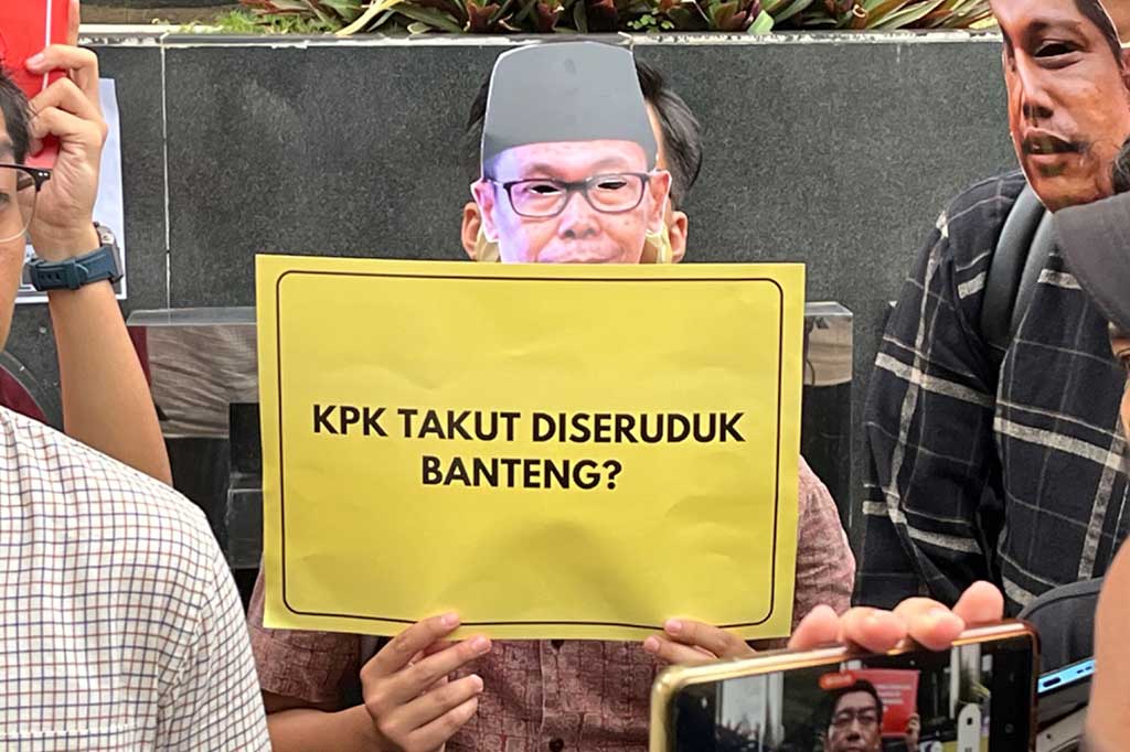 Ketiga, Dewan Pengawas (Dewas) KPK diharap mengetatkan pemantauan kinerja Lembaga Antirasuah dalam mencari Harun. Perburuan buronan itu diduga mandek karena adanya intervensi politik. “Masyarakat dan ICW mensinyalir kepada KPK tidak mau untuk meringkus Harun Masiku karena kami meyakini di balik Harun Masiku ada pejabat teras partai politik yang sepertinya dilindungi oleh KPK,” kata Kurnia.