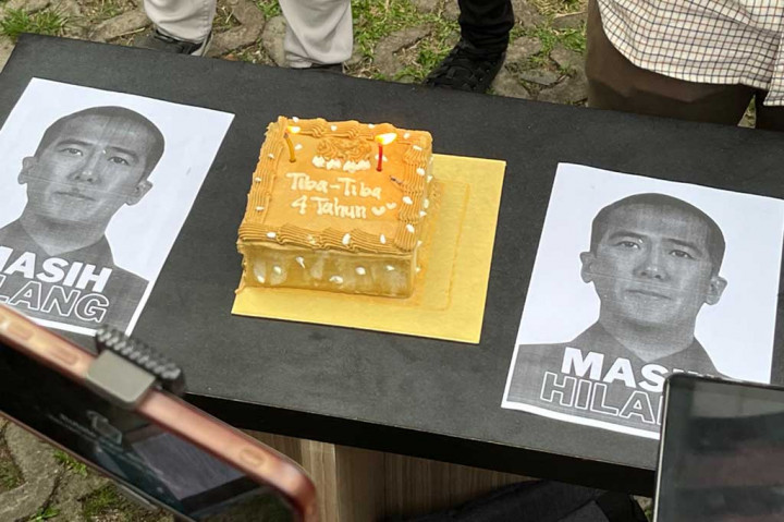 Indonesia Corruption Watch (ICW) menyambangi Komisi Pemberantasan Korupsi (KPK) dengan membawa kue ulang tahun, Senin, 15 Januari 2024. Kedatangan mereka untuk merayakan kegagalan Lembaga Antirasuah menangkap buronan sekaligus mantan caleg dari PDIP Harun Masiku selama empat tahun.