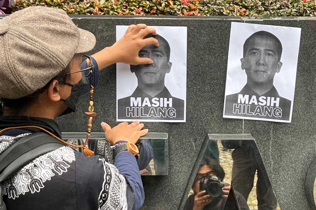 ICW meminta Lembaga Antirasuah tidak hanya diam soal pencarian Harun. Ketua sementara KPK Nawawi Pomolango didesak memberikan gebrakan berupa penangkapan buronan itu jika mau instansinya kembali bertaring. ICW menyarankan sejumlah hal ke Nawawi untuk memaksimalkan pencarian Harun. Pertama, kata Kurnia, melakukan audit kinerja besar-besaran di KPK.