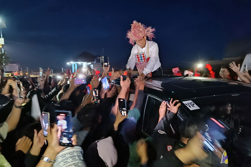 Calon presiden nomor urut 1 Anies Rasyid Baswedan menyapa masyarakat yang sudah lama menunggu setibanya di Bandara Domine Eduard Osok, Sorong, Papua Barat Daya, Senin, 15 Januari 2024 malam.