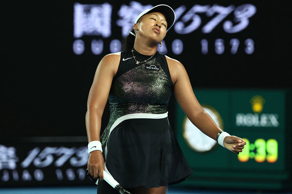 Petenis Jepang Naomi Osaka tidak dapat menyembunyikan kekecewaannya usai tumbang pada rintangan pertama pada laga comeback Grand Slam-nya, Senin, 15 Januari 2024.