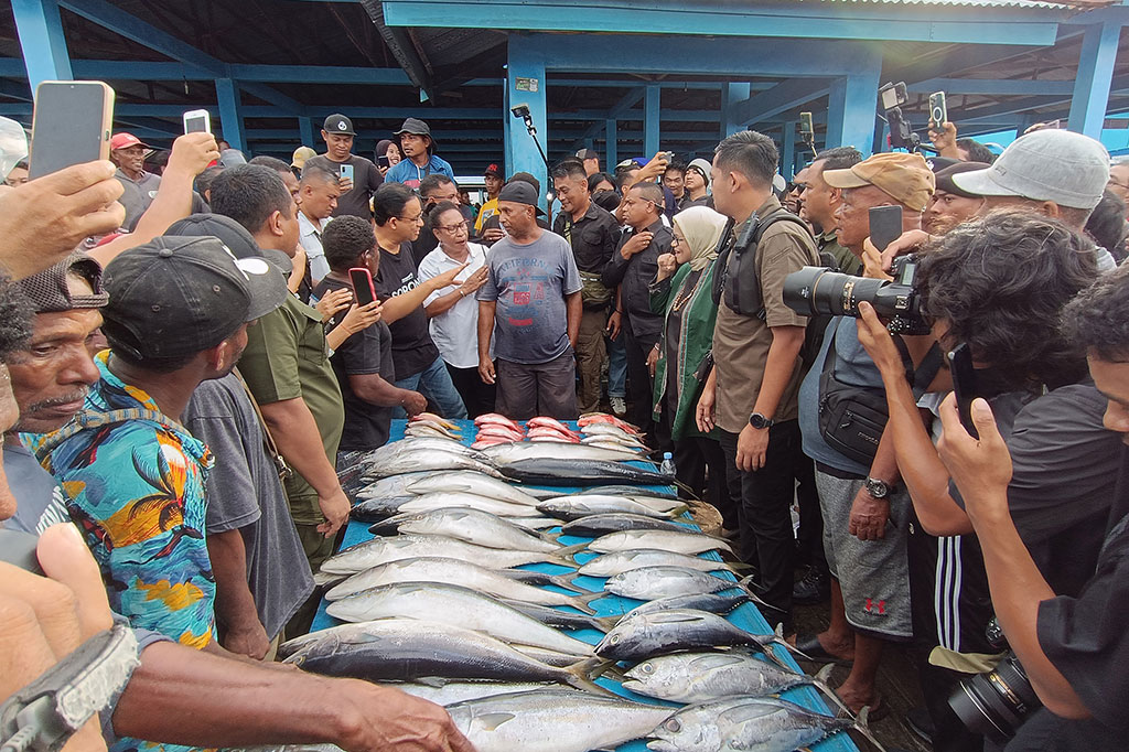 Calon presiden nomor urut 1 Anies Baswedan memulai kampanye di Sorong, Papua Barat Daya, Selasa, 16 Januari 2023, dengan menemui pedagang ikan dan nelayan di Pasar Ikan Jembatan Puri.
