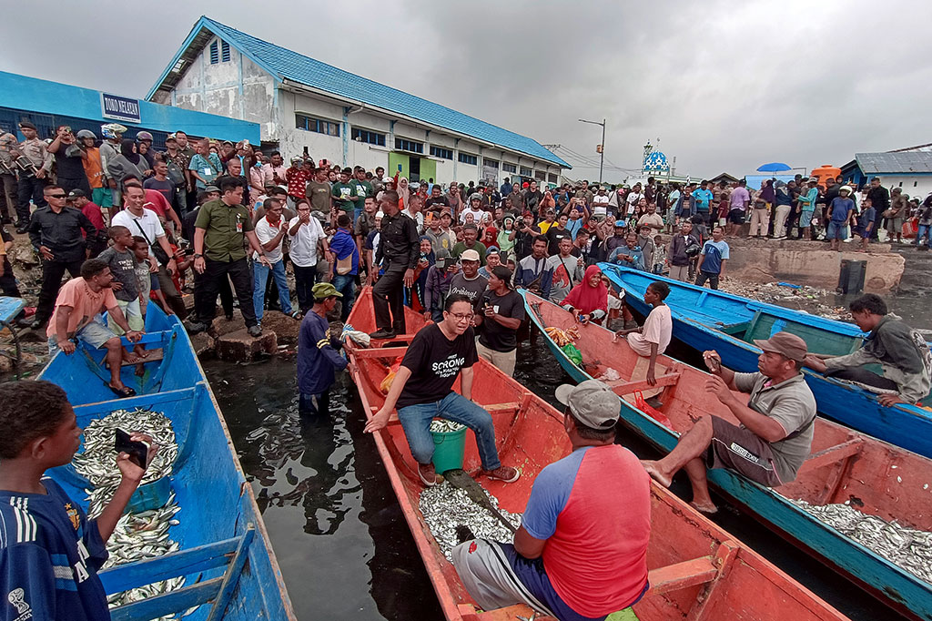 Anies melakukan dialog dengan pedagang ikan dan nelayan di pasar tersebut untuk mengetahui kendala dan kesulitan yang dihadapi sekaligus memberikan solusi bagi nelayan terkait tangkapan ikan dan pemasarannya.