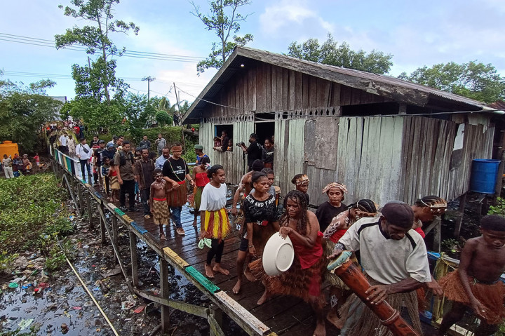 Usai dari Pasar Ikan Jembatan Puri, Anies yang didampingi istri Fery Farhati kemudian melanjutkan perjalanan ke Kampung Rufei, Klawasi, Sorong.