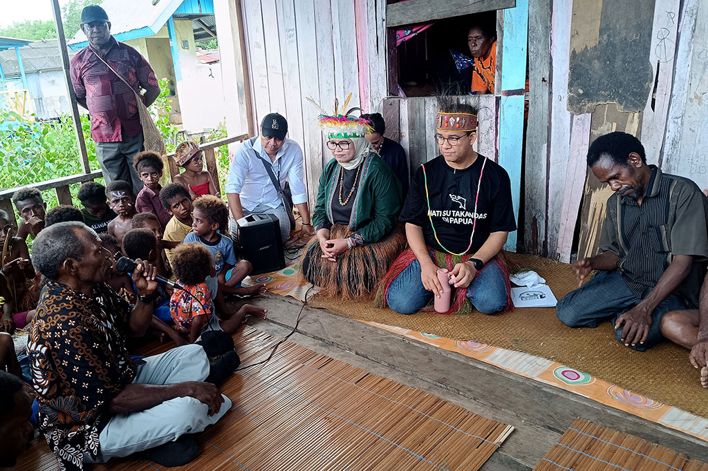Pada kesempatan tersebut Anies melakukan dialog dengan kepala suku dan tetua adat untuk menyerap aspirasi terkait permasalahan yang dialami warga suku yang hidup dengan kondisi dan sanitasi tidak layak huni.