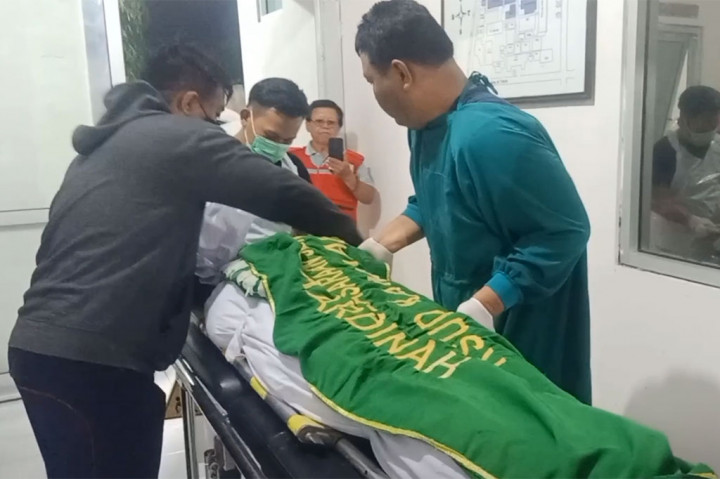 Keenam jenazah dibawa menggunakan enam mobil yang disiapkan BPBD Kota Tegal. Suasana haru mewarnai pengambilan jenazah para korban.