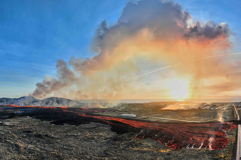 Sebagian besar dari 4.000 penduduk Grindavik telah dievakuasi sebagai tindakan pencegahan setelah para ilmuwan mengatakan tanggul magma bergeser di bawah wilayah mereka. Pada saat itu, serangkaian gempa bumi kecil – terkadang ratusan kali per hari – telah menyebabkan retakan besar di jalan, rumah, dan bangunan.