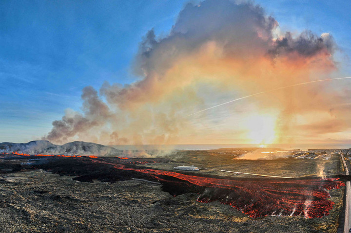 Sebagian besar dari 4.000 penduduk Grindavik telah dievakuasi sebagai tindakan pencegahan setelah para ilmuwan mengatakan tanggul magma bergeser di bawah wilayah mereka. Pada saat itu, serangkaian gempa bumi kecil – terkadang ratusan kali per hari – telah menyebabkan retakan besar di jalan, rumah, dan bangunan.