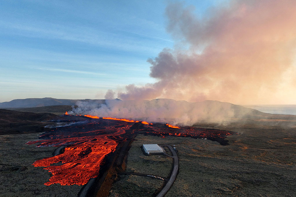“Di desa kecil seperti ini, kami seperti sebuah keluarga, kami semua mengenal satu sama lain – sungguh tragis melihat hal ini,” kata warga setempat, Sveinn Ari Gudjonsson, 55, yang bekerja di industri perikanan.