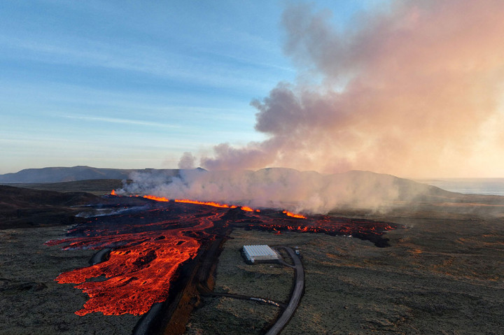 “Di desa kecil seperti ini, kami seperti sebuah keluarga, kami semua mengenal satu sama lain – sungguh tragis melihat hal ini,” kata warga setempat, Sveinn Ari Gudjonsson, 55, yang bekerja di industri perikanan.
