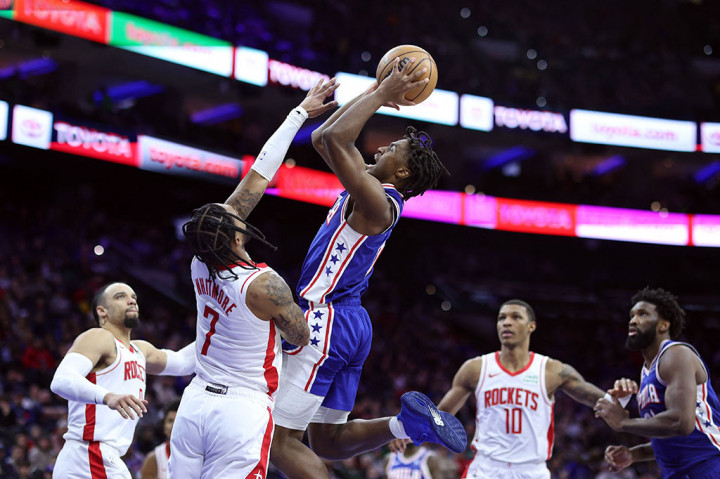 Embiid mendapat dukungan mencetak poin dalam kemenangan Sixers dari Tyrese Maxey dengan 27 poin, sementara Patrick Beverley menambahkan 11 poin dari bangku cadangan, dan Tobias Harris 10 poin.