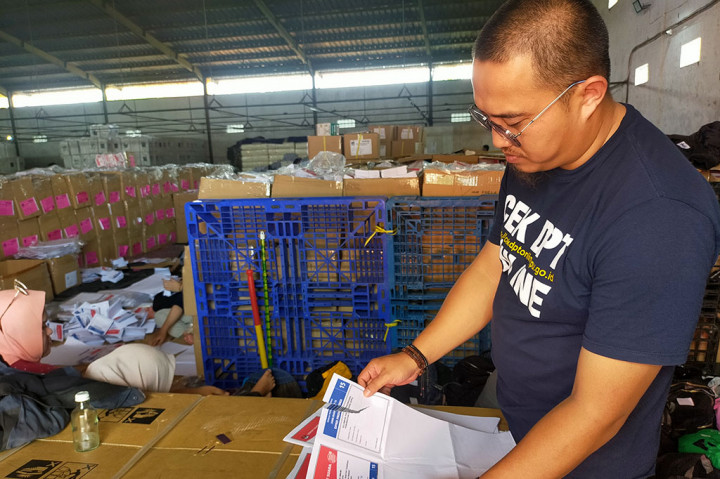 Komisi Pemilihan Umum (KPU) Kabupaten Tasikmalaya, Jawa Barat menemukan 1.308 lembar surat suara mengalami rusak, sobek, terkena tinta dalam sortir dan lipat surat suara yang dilakukannya di Gedung Majelis Ulama Indonesia (MUI), Desa Cipakat, Kecamatan Singaparna, Kabupaten Tasikmalaya.