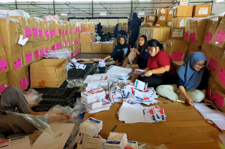 Ketua KPU Kabupaten Tasikmalaya, Ami Imron Tamami mengatakan, proses sortir lipat yang telah dilakukan untuk pemilihan DPRD Provinsi Jabar, DPR RI, DPD RI dan Presiden. Namun, proses sorlip surat suara tersebut masih terus berjalan untuk DPR dan Presiden meski masih ditemukan surat suara dalam kondisi rusak.