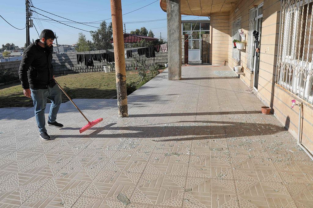 Pada 3 Januari, pelaku bom bunuh diri menyerang kerumunan orang yang berkumpul di dekat makam jenderal IRGC yang dihormati Qasem Soleimani di kota Kerman di selatan. Serangan tersebut, yang kemudian diklaim oleh kelompok ISIS sebagai tanggung jawabnya, menewaskan sekitar 90 orang dan menyebabkan puluhan lainnya terluka.