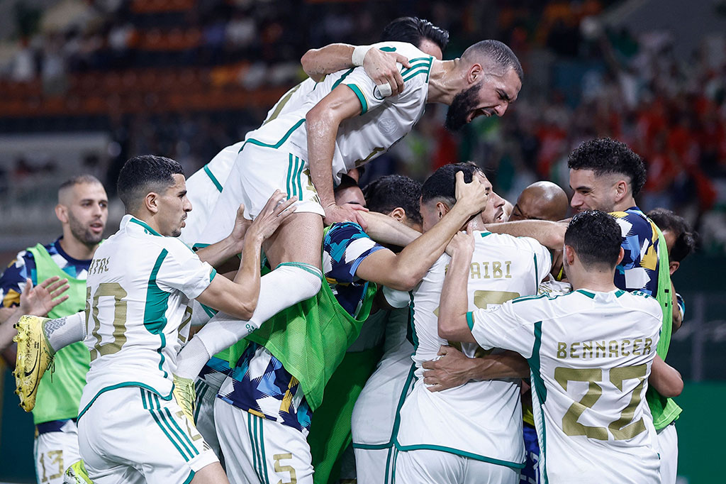 Baghdad Bounedjah membawa Aljazair memimpin pada menit ke-18, dan sang penyerang kemudian kembali mencetak gol namun tidak disahkan karena offside beberapa menit setelahnya.