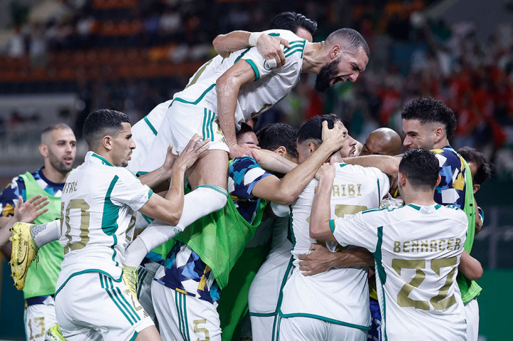 Baghdad Bounedjah membawa Aljazair memimpin pada menit ke-18, dan sang penyerang kemudian kembali mencetak gol namun tidak disahkan karena offside beberapa menit setelahnya.