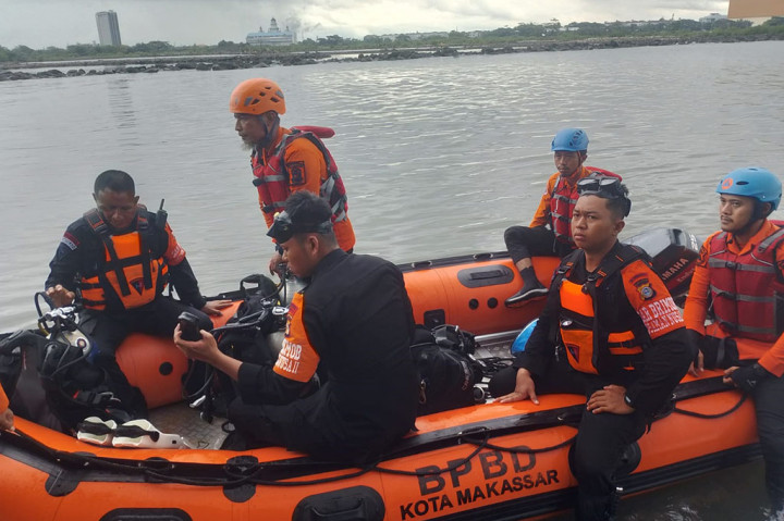 Kepala Kantor Basarnas Makassar, Mexianus Bekabel mengatakan, tim rescue pertama diberangkatkan dan telah melakukan pencarian dengan menggunakan RBB (Rigid Bouyancy Boats) milik Basarnas melalui jalur pelabuhan rakyat Paotere, dan melakukan penyisiran di sekitar lokasi kejadian.