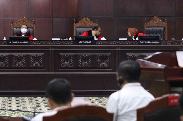 Mahkamah Konstitusi (MK) menyatakan menolak permohonan uji formil Pasal 169 huruf q Undang-Undang Nomor 7 Tahun 2017 tentang pemilihan umum (pemilu) sebagaimana dimaknai Putusan Mahkamah Konstitusi Nomor 90/PUU-XXI/2023 tentang syarat usia calon presiden (capres) dan calon wakil presiden (cawapres).