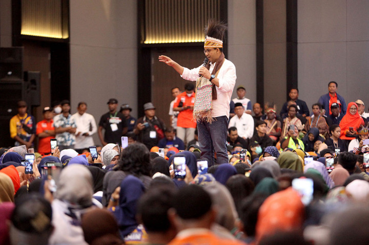 Di hadapan para pendukungnya di Aston Kota Sorong, Selasa, 16 Januari 2024, Anies menyebutkan para petani bekerja luar biasa keras tetapi tidak bisa menabung, karena ongkos lebih tinggi dari pendapatan mereka.