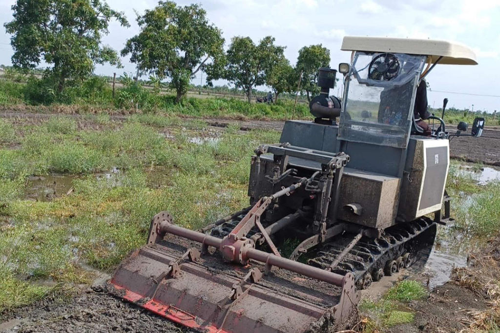 Anomali cuaca yang terjadi di Kabupaten Lamongan, Jatim, mengakibatkan jadwal pengolahan lahan pertanian di kabupaten setempat terkendala. Dampak El Nino membuat proses tanam padi mengalami kendala.