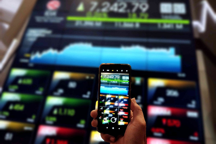 IHSG ditutup menguat 18,79 poin atau 0,26 persen ke posisi 7.242,79. Sementara kelompok 45 saham unggulan atau indeks LQ45 naik 1,33 poin atau 0,14 persen ke posisi 975,39.