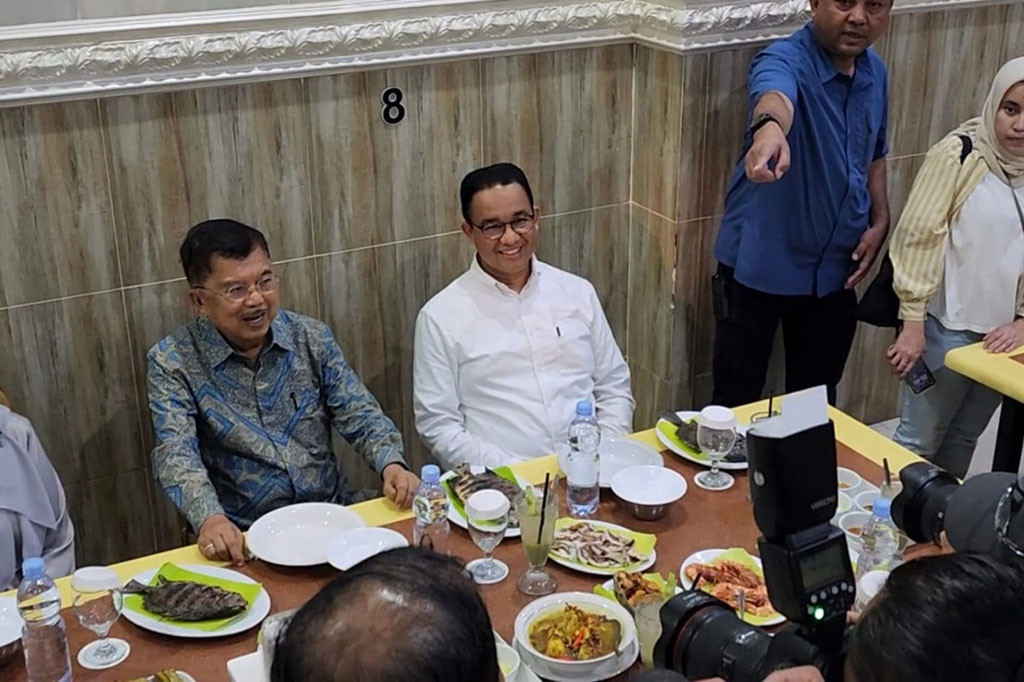 Calon presiden (capres) nomor urut 1 Anies Baswedan santap malam bareng Wakil Presiden (Wapres) ke-10 dan ke-12 RI, Jusuf Kalla (JK) di Makassar, Sulawesi Selatan. Anies makan sejumlah menu olahan ikan dan sup.