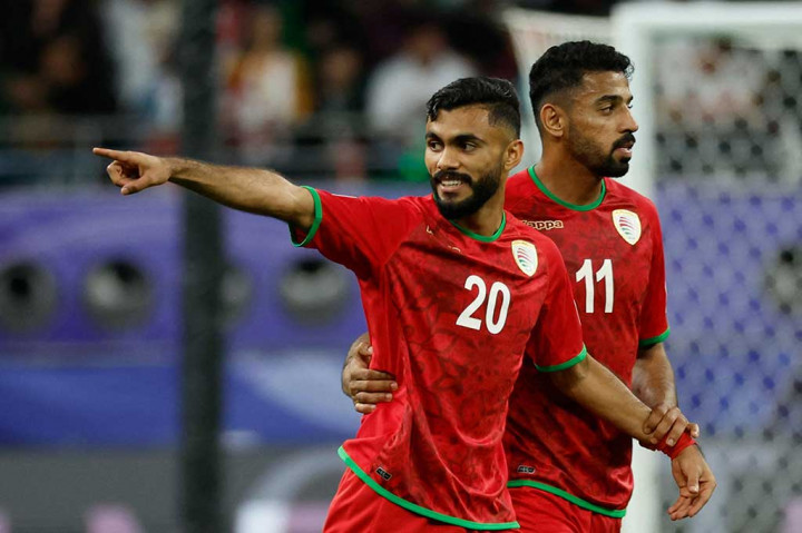 Arab Saudi memulai laga dengan buruk dan dihukum penalti setelah Muhsen Al Ghassani dijatuhkan Hassan Al Tambakti di kotak terlarang. Salaah Al Yahyaei maju sebagai eksekutor dan sukses mencetak gol untuk Oman pada menit ke-14. Skor menjadi 1-0.