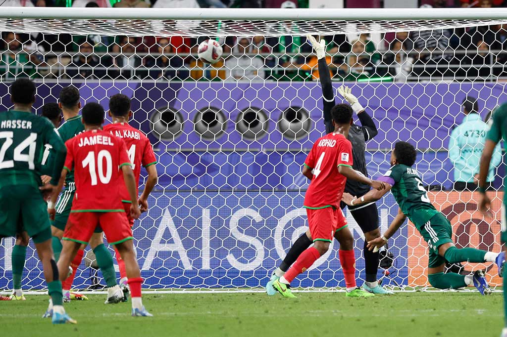 Pada menit ke-90+6 Arab Saudi mampu mencetak gol kedua lewat sundulan Ali Al Boleahi dalam situasi sepak pojok. Gol tersebut sempat tidak disahkan wasit, namun kemudian dianulir dan menjadi menjadi gol untuk kemenangan Arab Saudi dengan skor 2-1. 