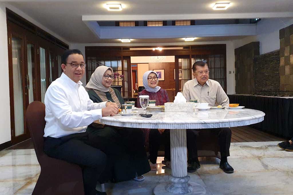 Anies dan JK nampak menikmati hidangan Coto Makasar dan Nasi kuning serta pepaya yang telah dibagi dua sebagai hidangan penutupnya.