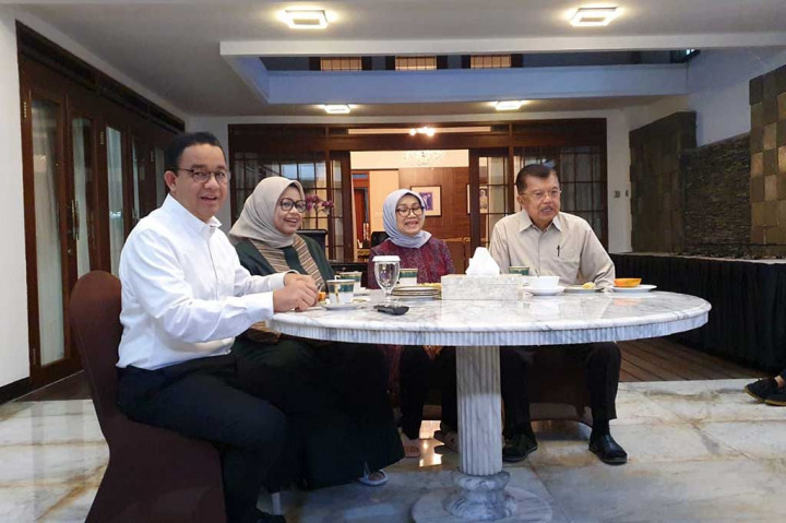 Anies dan JK nampak menikmati hidangan Coto Makasar dan Nasi kuning serta pepaya yang telah dibagi dua sebagai hidangan penutupnya.