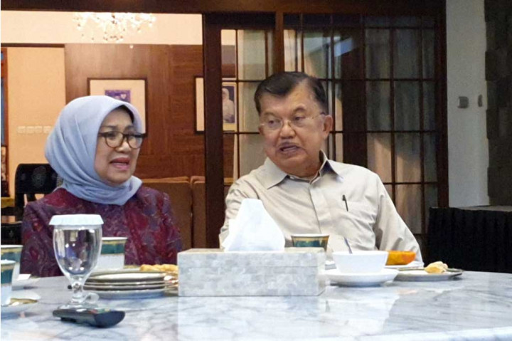 Selain Anies nampak juga Fery Farhati dan Mufidah Jusuf Kalla ikut sarapan satu meja. Co-captain Tim Pemenangan Nasional (Timnas) Anies Baswedan-Muhaimin Iskandar (AMIN), Sudirman Said juga terlihat mendampingi.