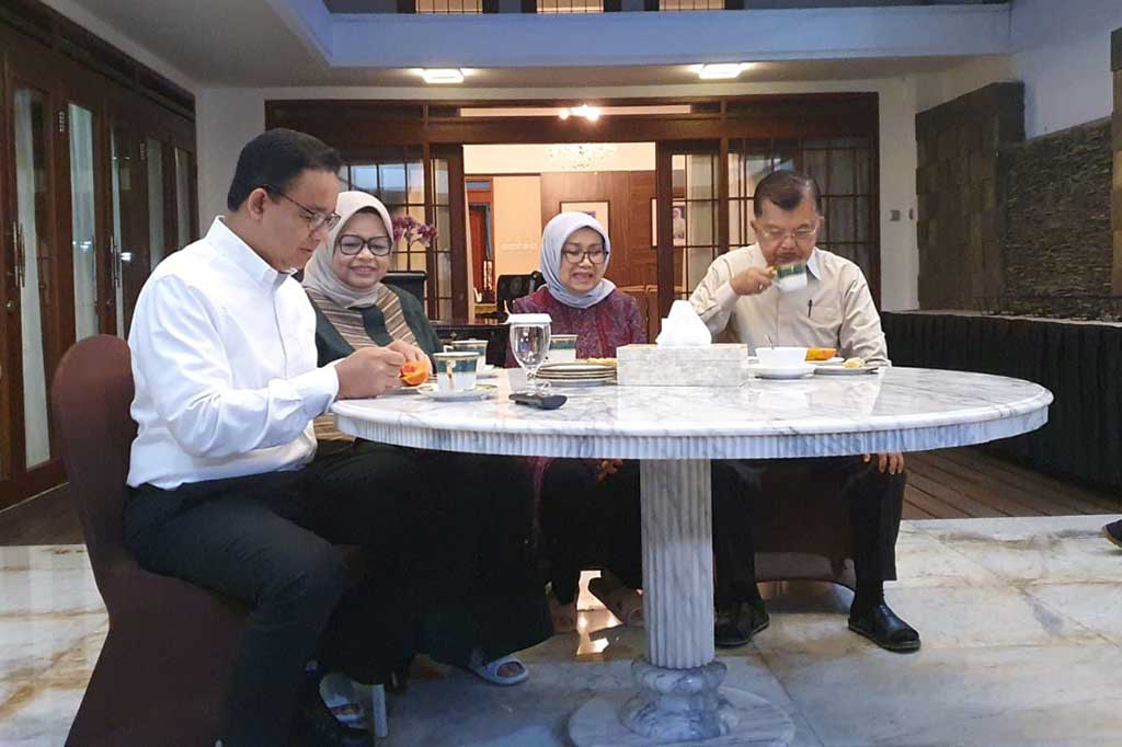 Calon Presiden nomor urut satu Anies Baswedan dan Wakil Presiden ke-10 dan 12 Jusuf Kalla memulai aktifitasnya di Makasar dengan sarapan bersama di kediaman Jusuf Kalla yang. Sfads di jl. Haji Bau, Rabu, 17 Januari 2024.