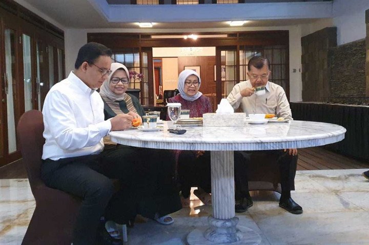 Calon Presiden nomor urut satu Anies Baswedan dan Wakil Presiden ke-10 dan 12 Jusuf Kalla memulai aktifitasnya di Makasar dengan sarapan bersama di kediaman Jusuf Kalla yang. Sfads di jl. Haji Bau, Rabu, 17 Januari 2024.